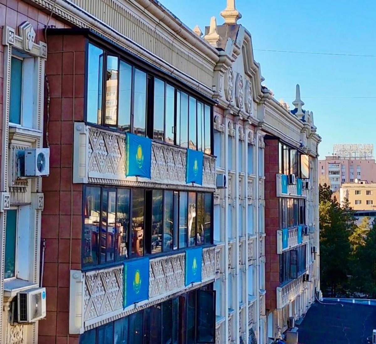 Около 1000 государственных флагов вывесили на балконах жители Астаны