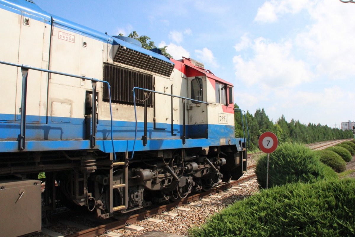 Женщина за рулем врезалась в тепловоз в Актау