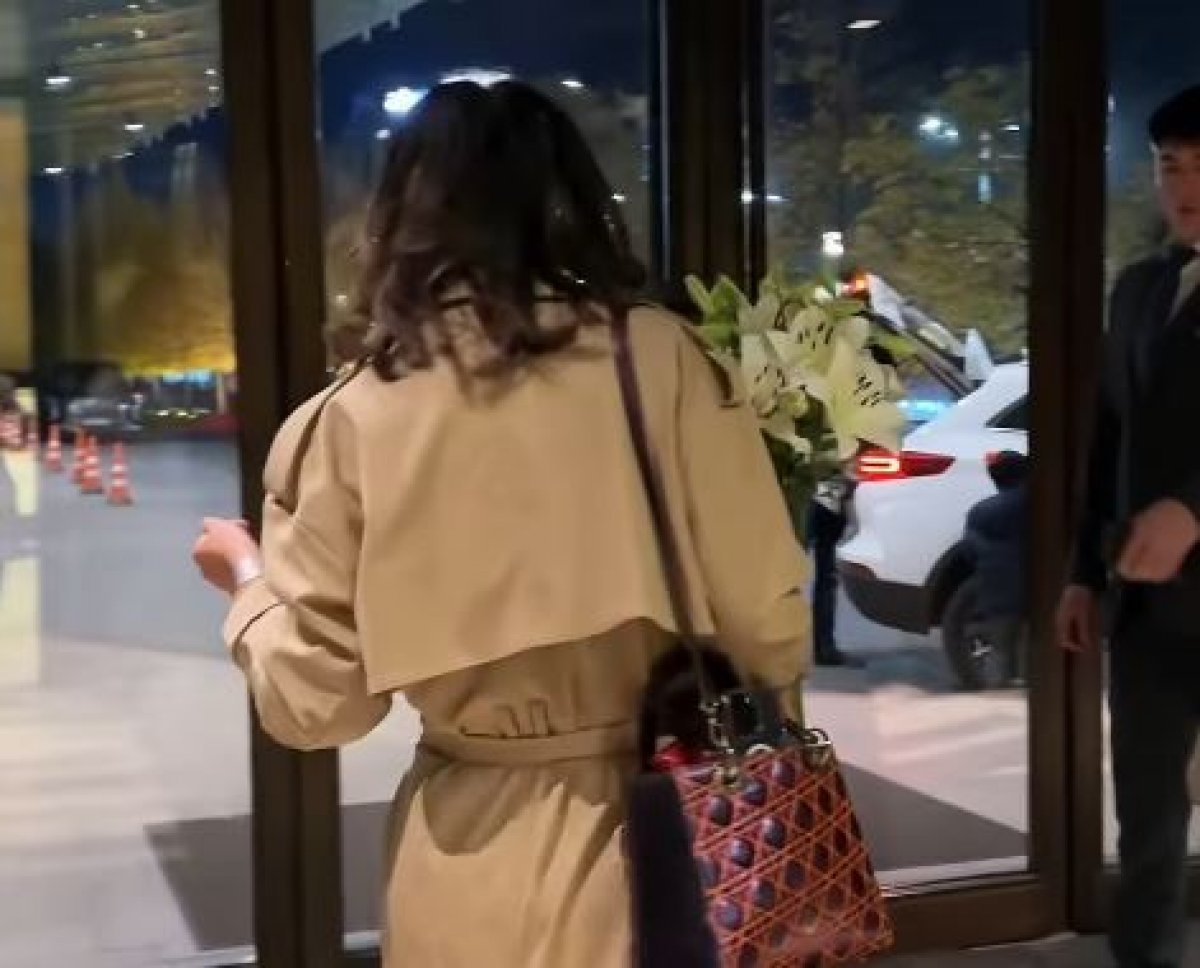 Казахстанская блогерша попыталась вынести декорацию из Ritz-Carlton