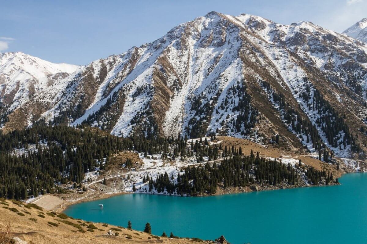 Индийского туриста эвакуировали спасатели в горах близ Алматы (ВИДЕО)