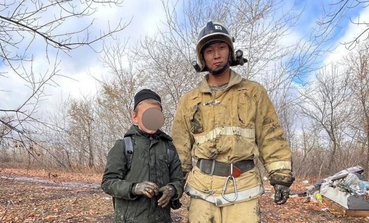 Мальчик застрял в грязи на берегу реки в Уральске (ВИДЕО)