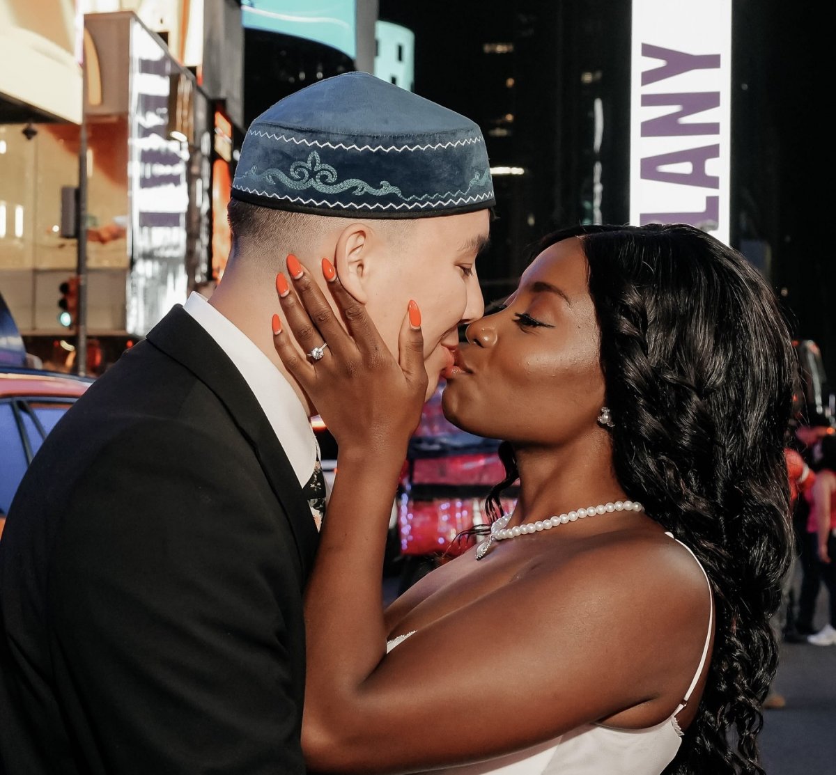 Кадры со свадьбы казаха и афроамериканки в Нью-Йорке удивили Казнет