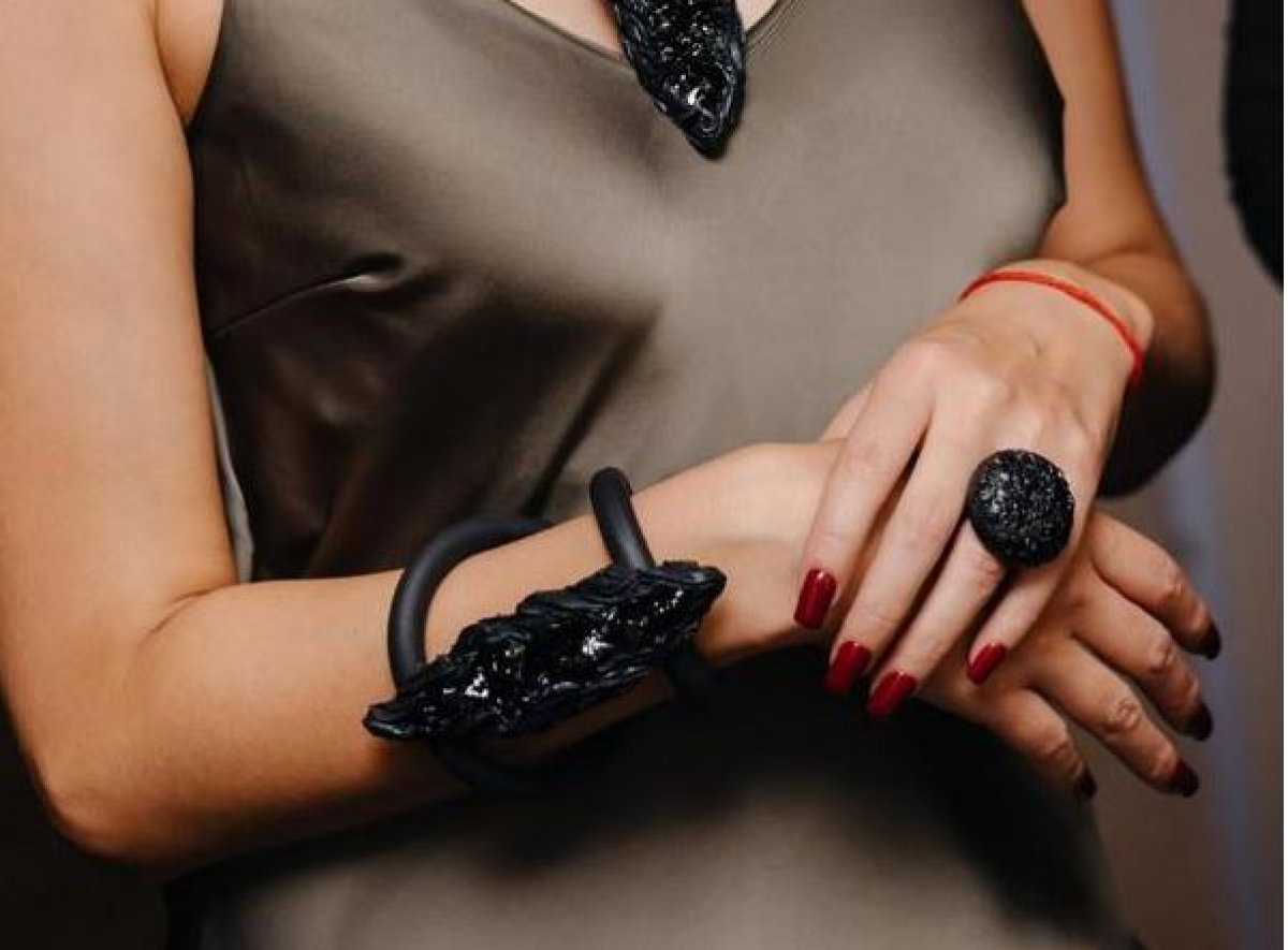 Украшения из Карагандинского угля представили на неделе моды в Милане