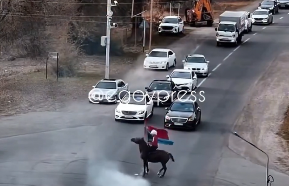 Водители устроили дрифт на трассе в Алматинской области (ВИДЕО)