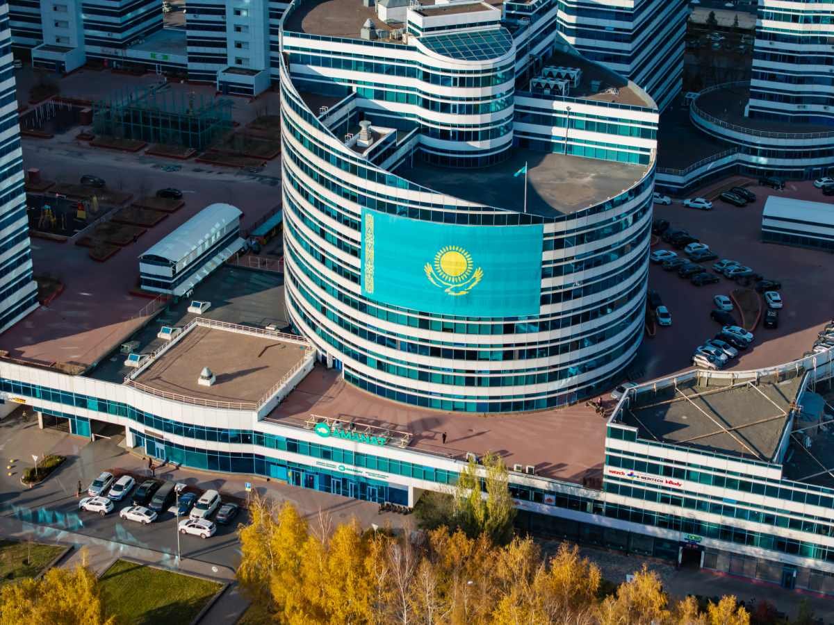 К 35-летию Декларации о государственном суверенитете проходит акция “Менің Елім – Менің Туым”