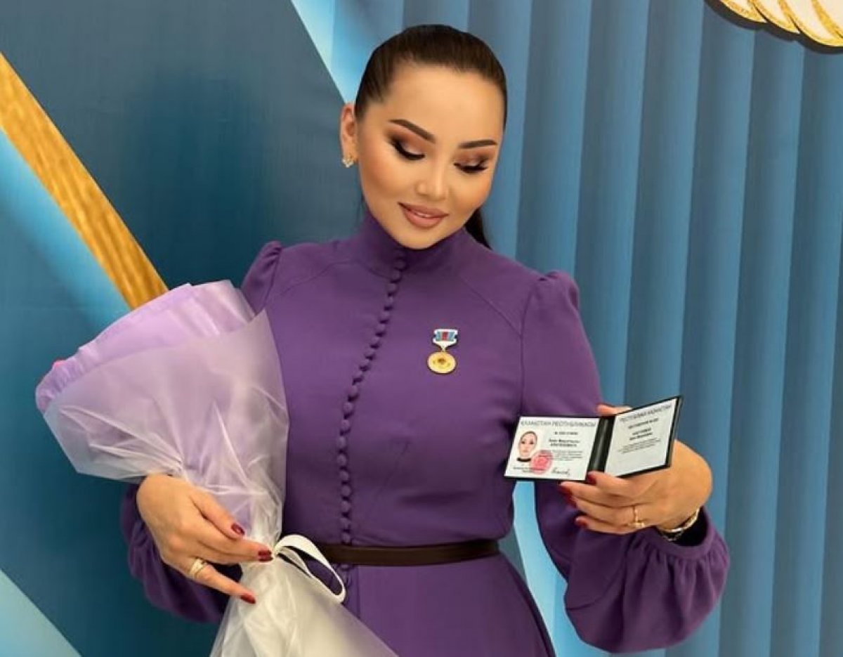 Баян Алагузова получила награду в канун Дня Республики