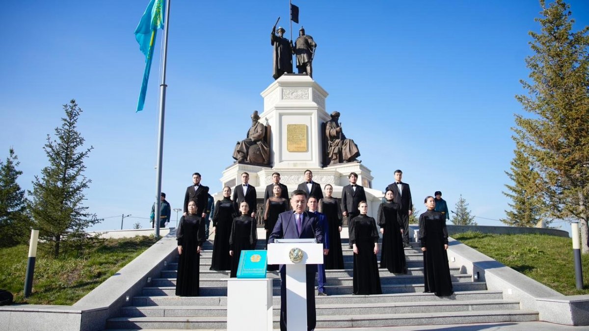 Государственный флаг подняли в Усть-Каменогорске в честь Дня Республики