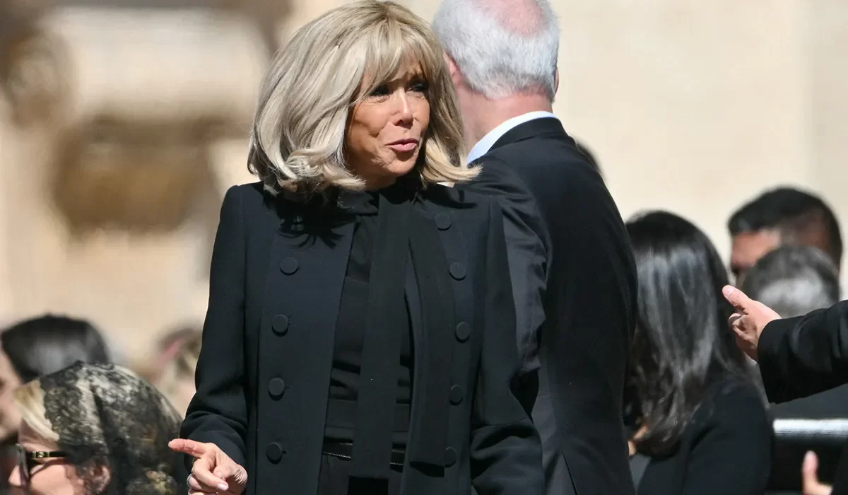 Скандал во Франции: жену Макрона налоговая записала мужчиной