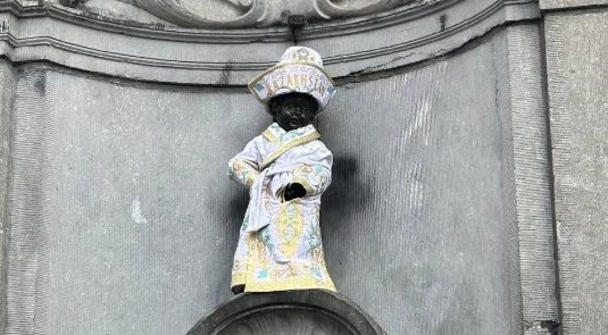 Статую Писающего мальчика одели в казахский шапан в Брюсселе