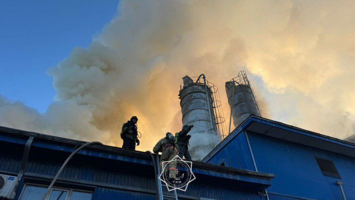 Пожар в хозкорпусе тушат по повышенному рангу в Астане (ВИДЕО)