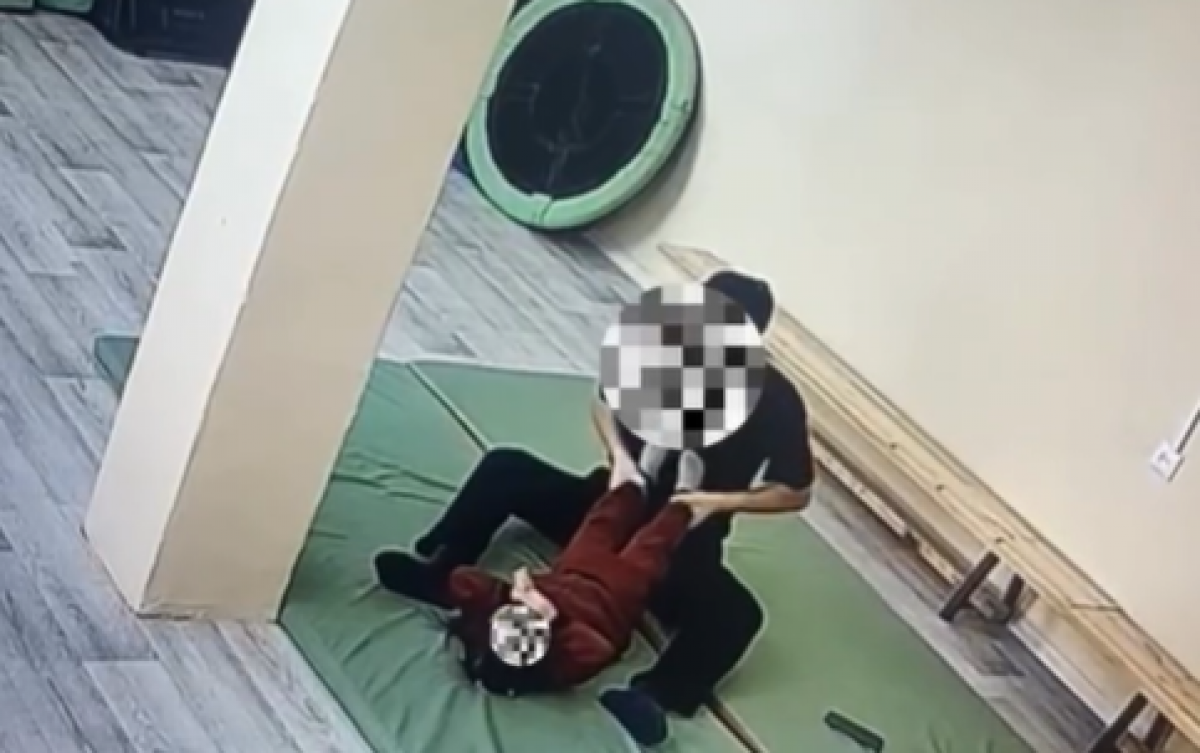 Тащил за руку: ребенку наложили гипс после занятии в Павлодарской области