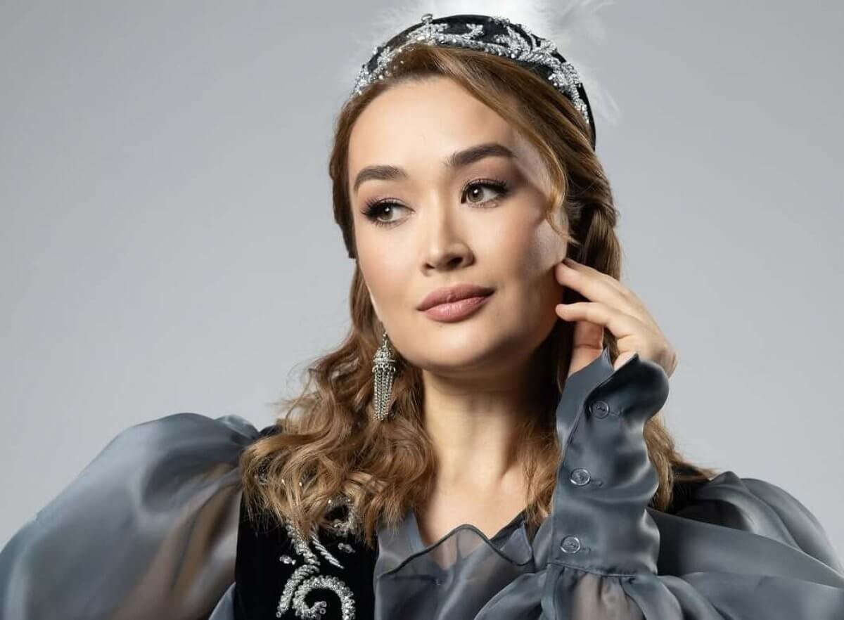 Невестка Рымбаевой повторила с братом и сестрой старое фото (ВИДЕО)