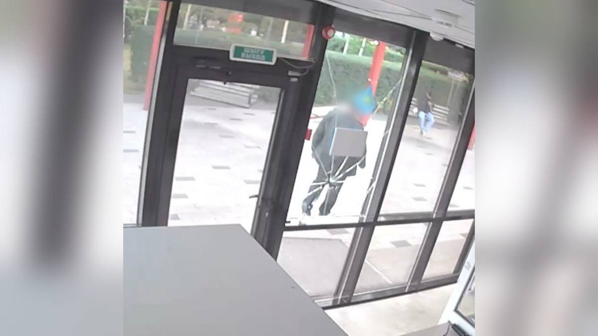 51-летний мужчина разбил окно полицейского поста в Астане (ВИДЕО)