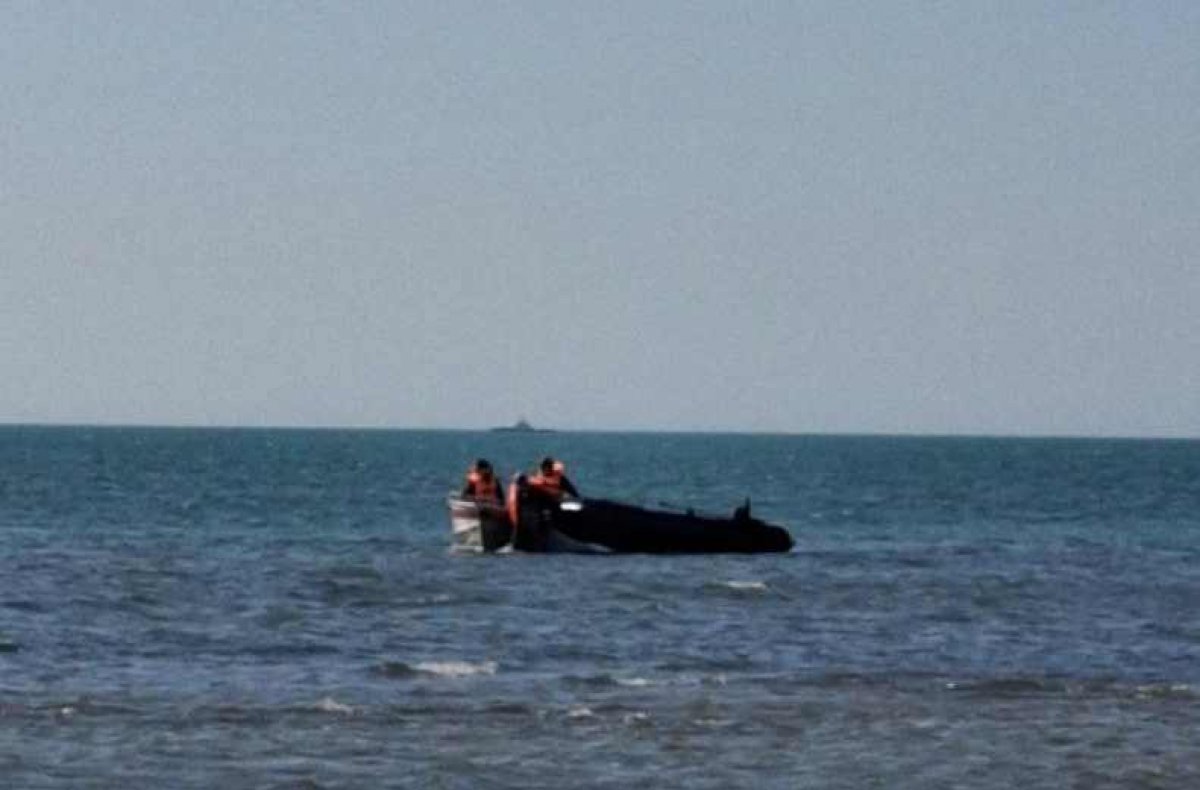 Мужчину на надувной лодке унесло в Каспийское море