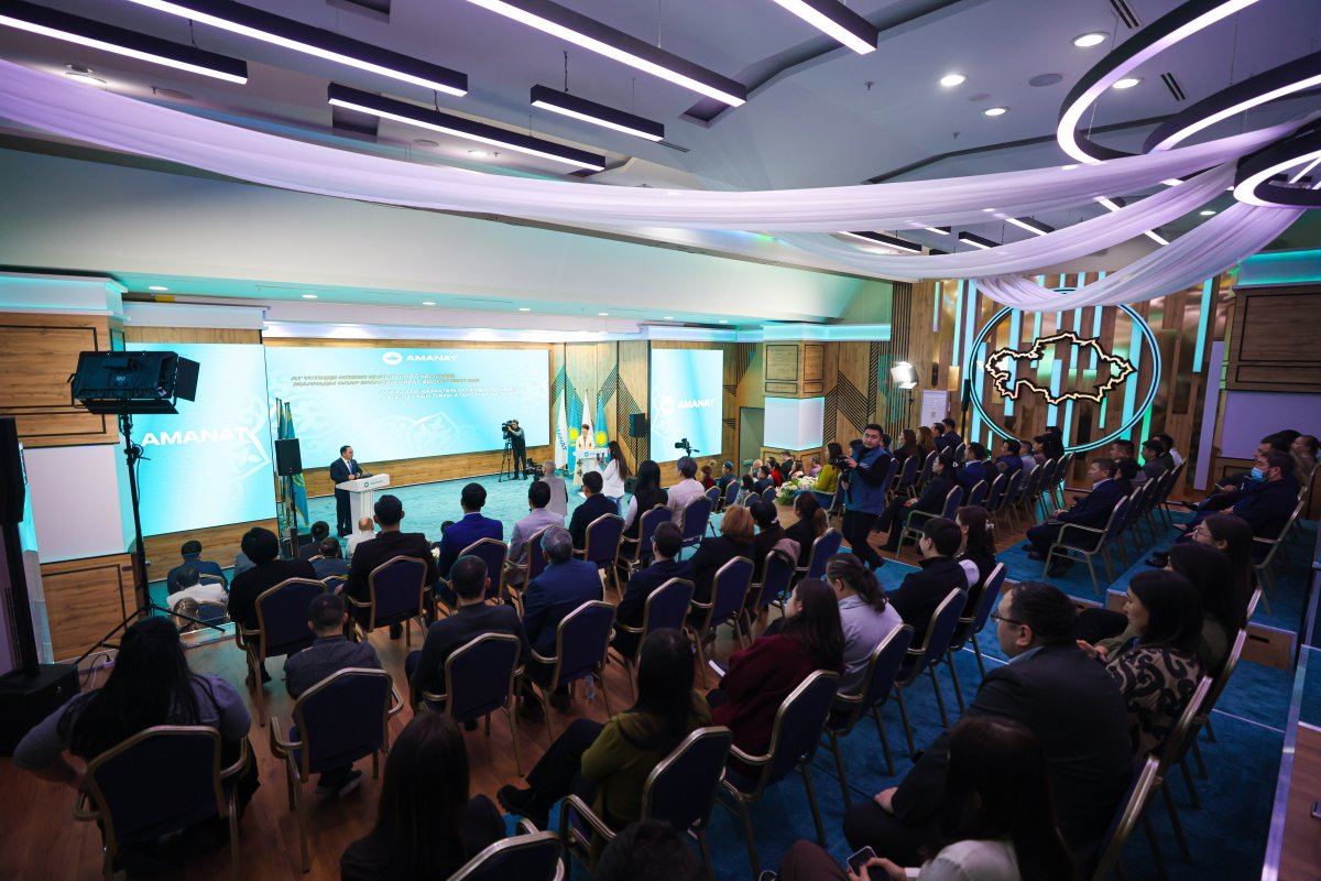 Супругов, прибывших верхом в Астану из Китая, чествовала партия AMANAT