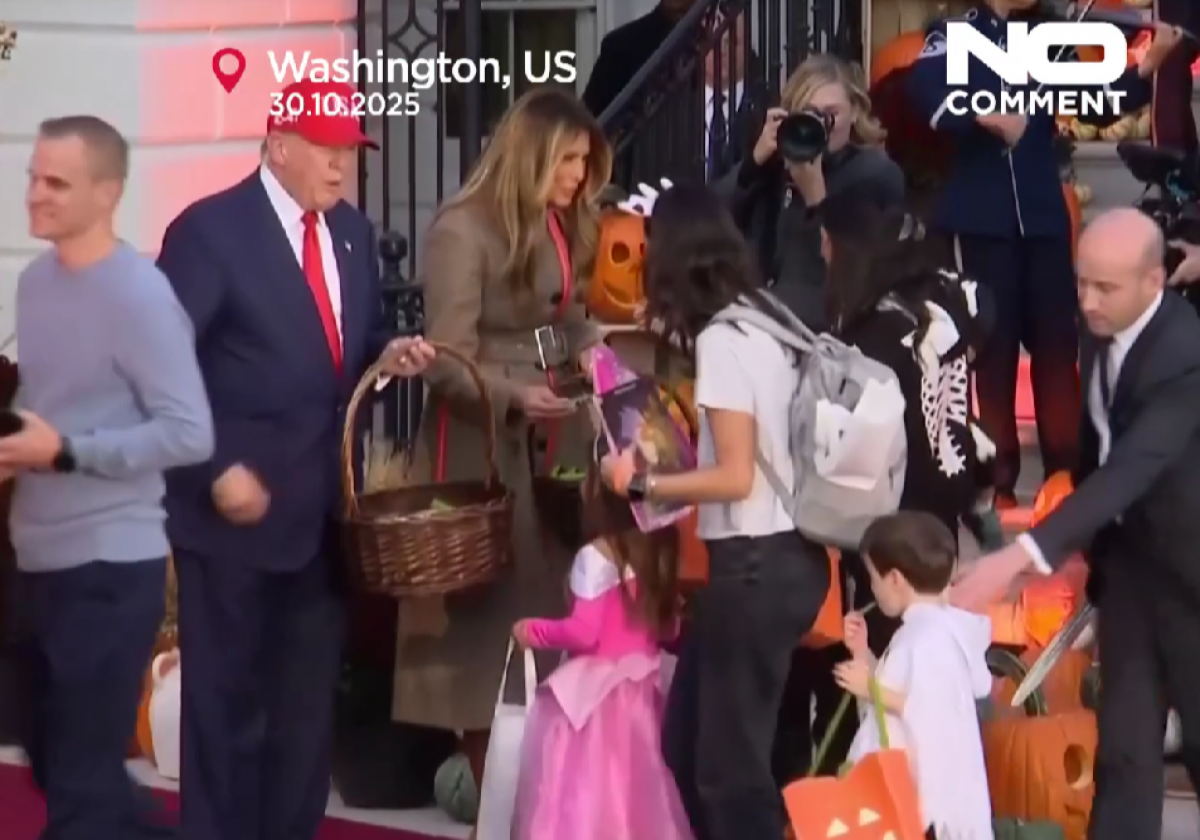 Хэллоуин в Белом доме: Трамп и первая леди раздавали детям конфеты