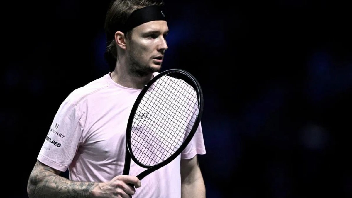 Бублик пробился в полуфинал турнира в Париже