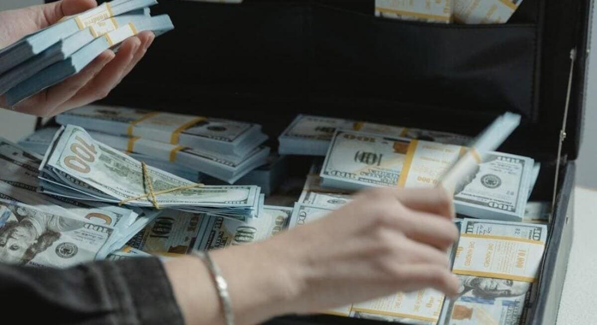 Курсы валют на 2 ноября: обменники в Алматы и Астане переписали ценники