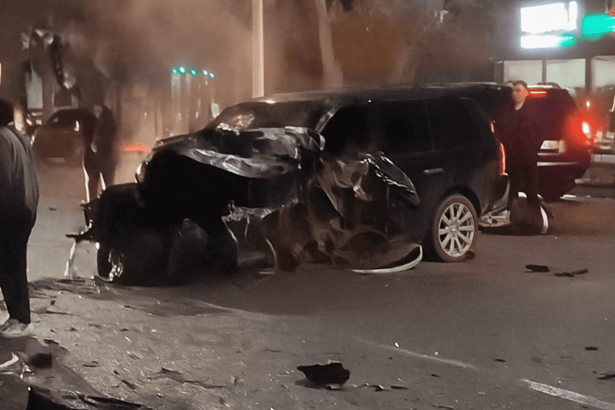 Водитель Range Rover погиб, врезавшись в светофор в Караганде