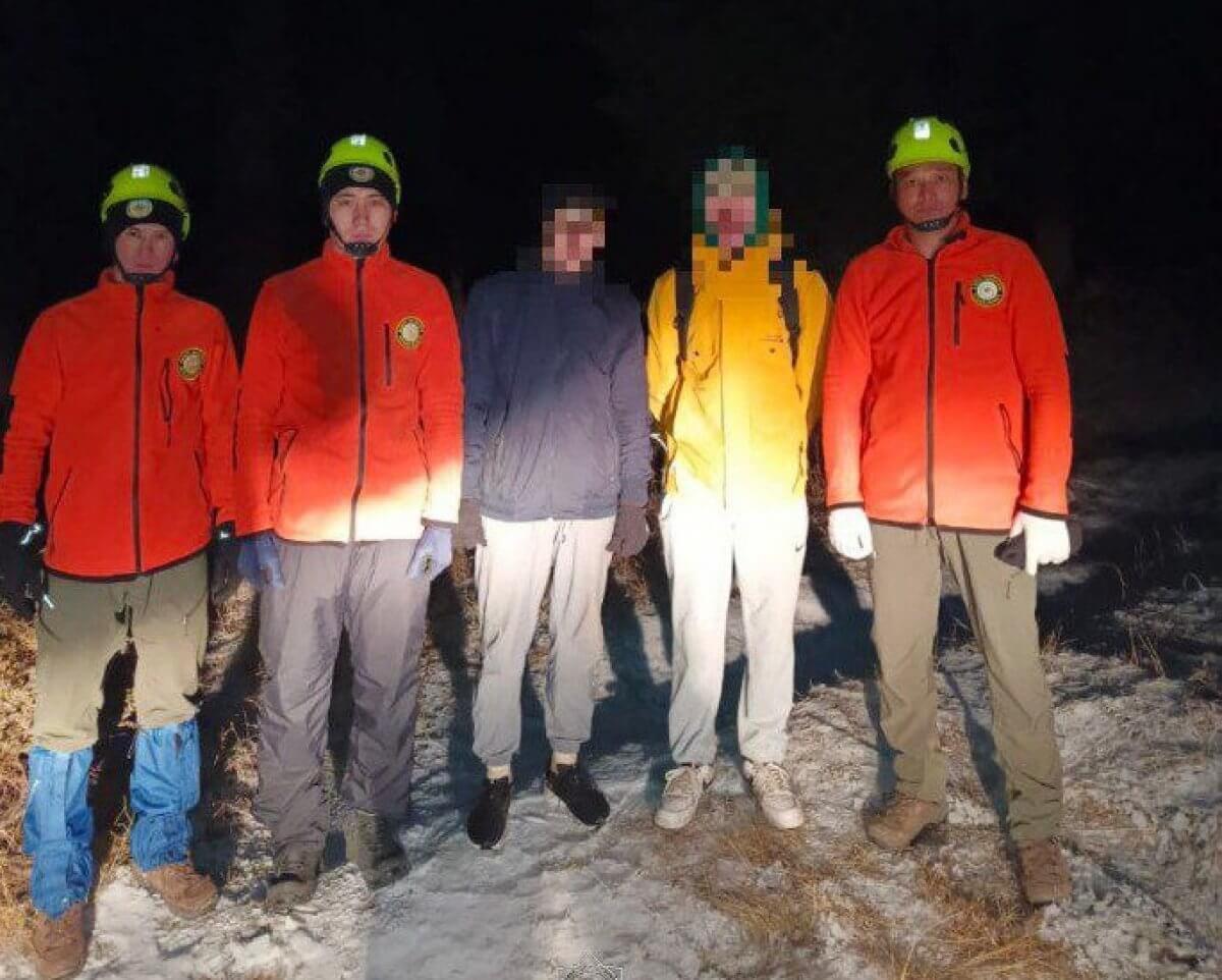 Подростки застряли у водопада в горах близ Алматы