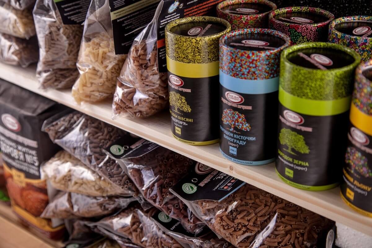 "Белый бизнес" тонет в сером рынке: почему отечественные товары теряют место на полках