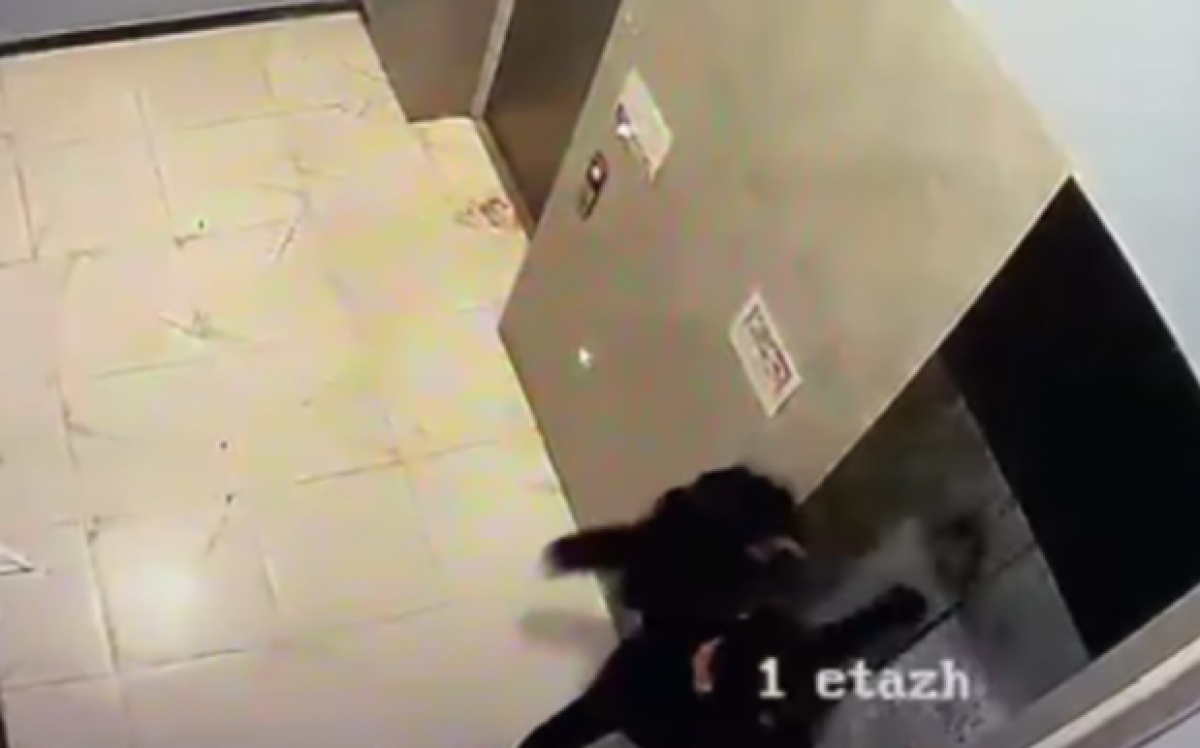 Мгновенная карма: пьяный мужчина провалился под лифт после драки с дверью