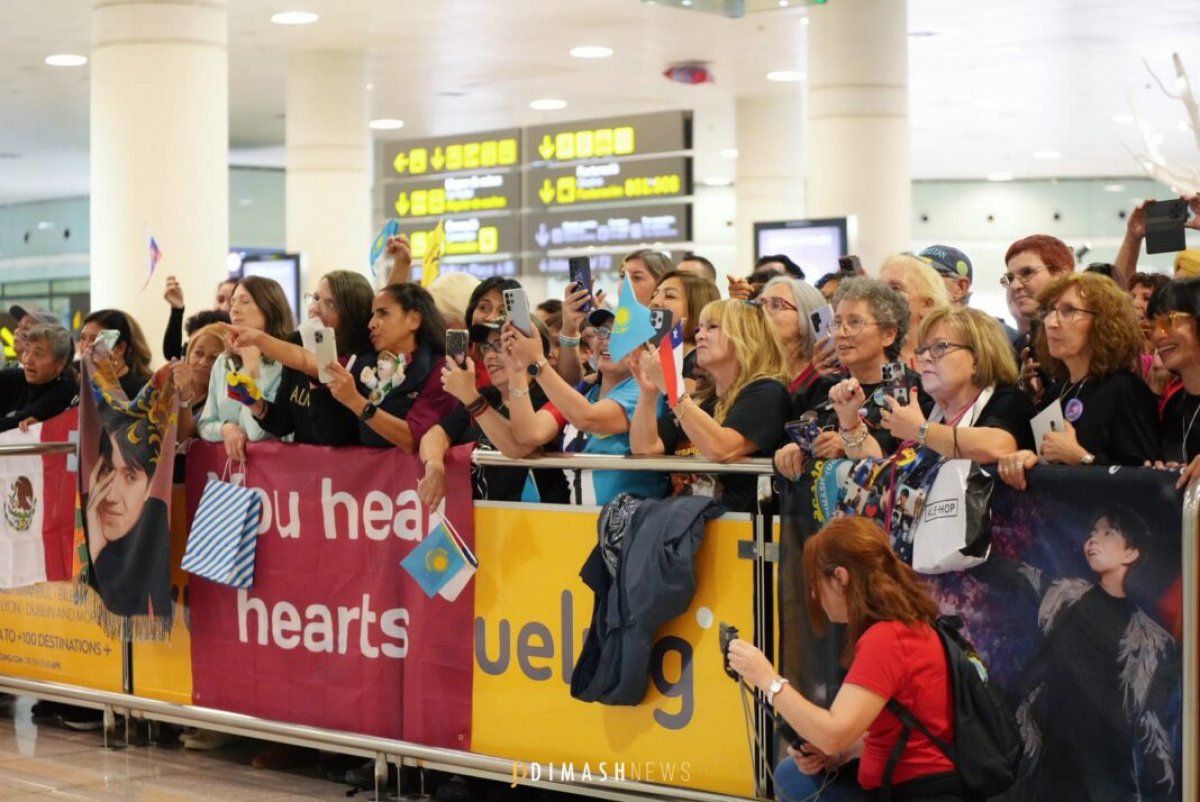 Фанаты тепло встретили Димаша Кудайбергена в аэропорту Барселоны