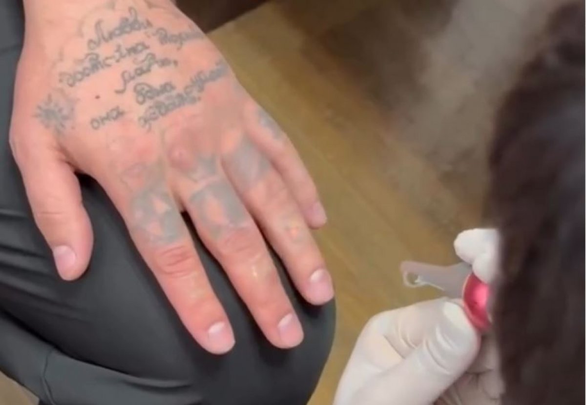 Татуировки массово сводят заключенные Акмолинской области