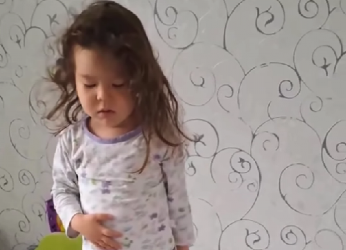 Проснулась под гимн: видео казахстанской девочки растрогало соцсети