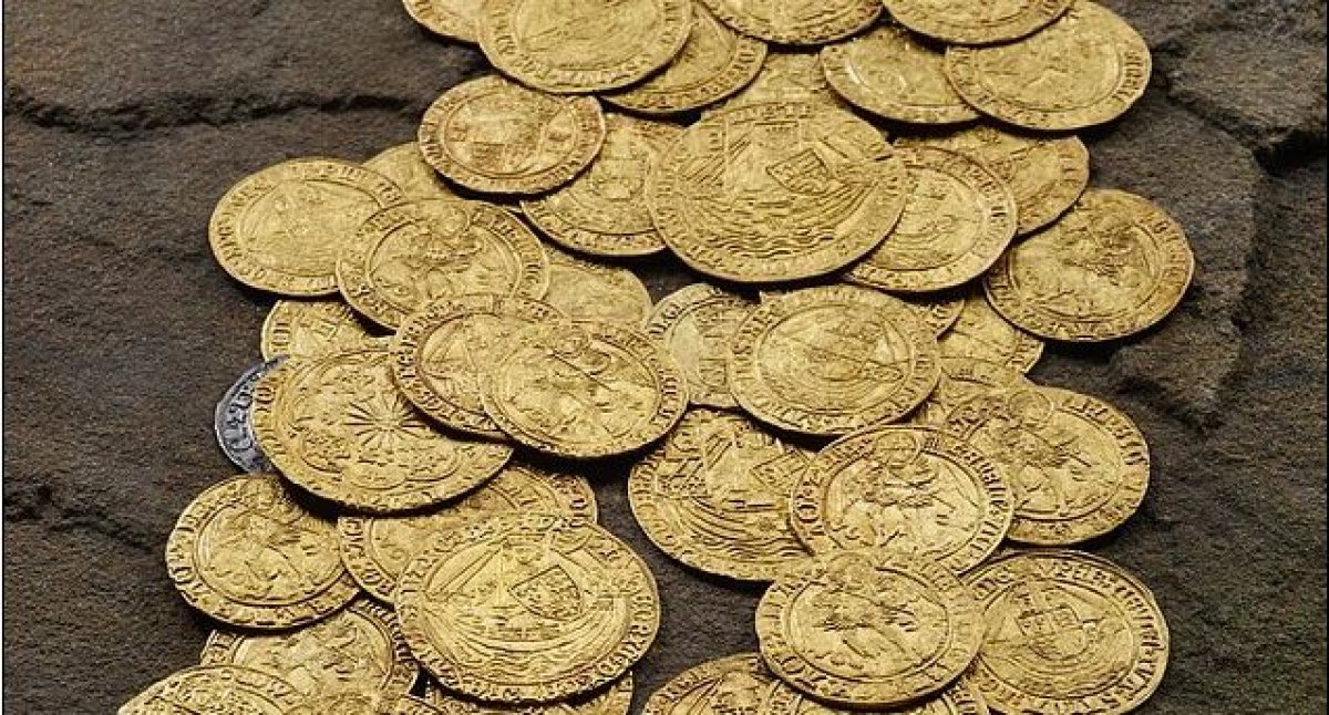 Супруги нашли клад в собственном саду во время прополки