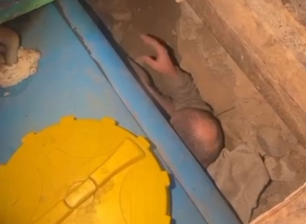 Мужчина застрял между бочкой и стеной погреба в Алматинской области