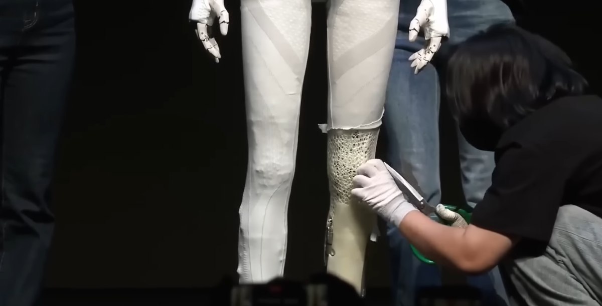 Робот Iron с "женской походкой" удивил сеть