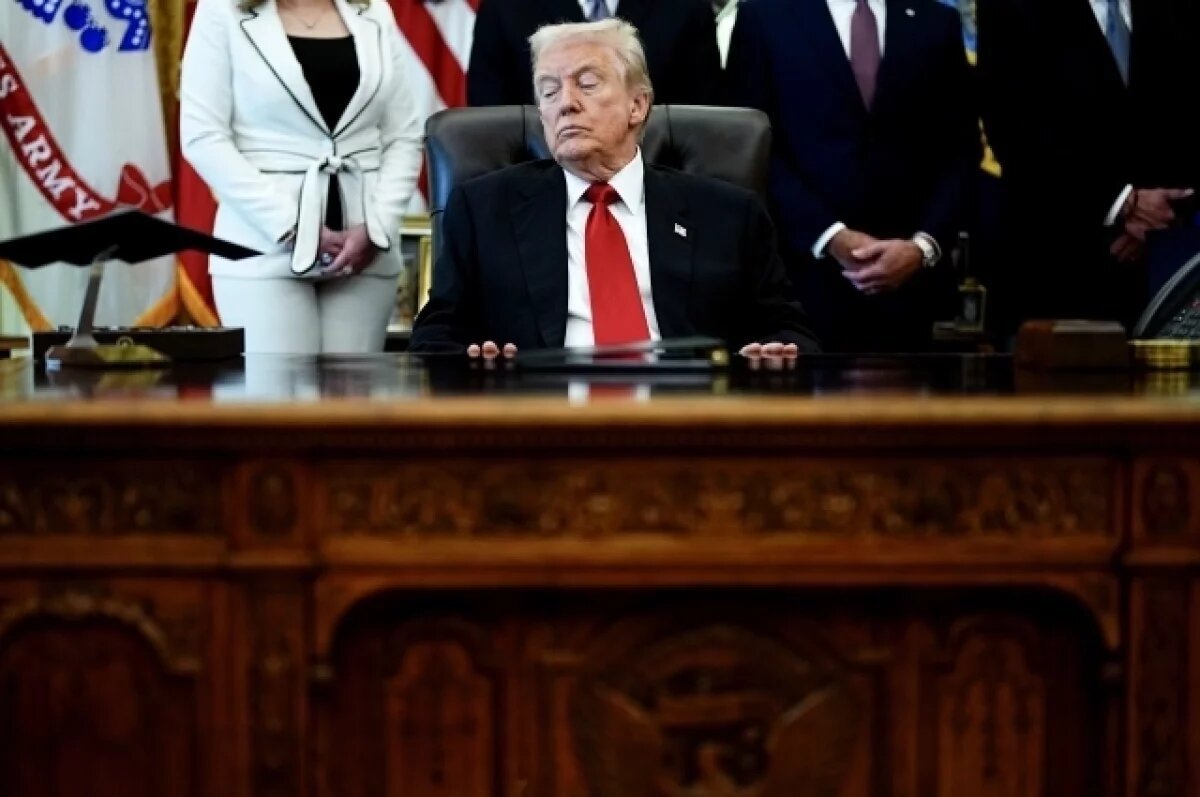 Трамп уснул на совещании в Овальном кабинете: фото стало вирусным