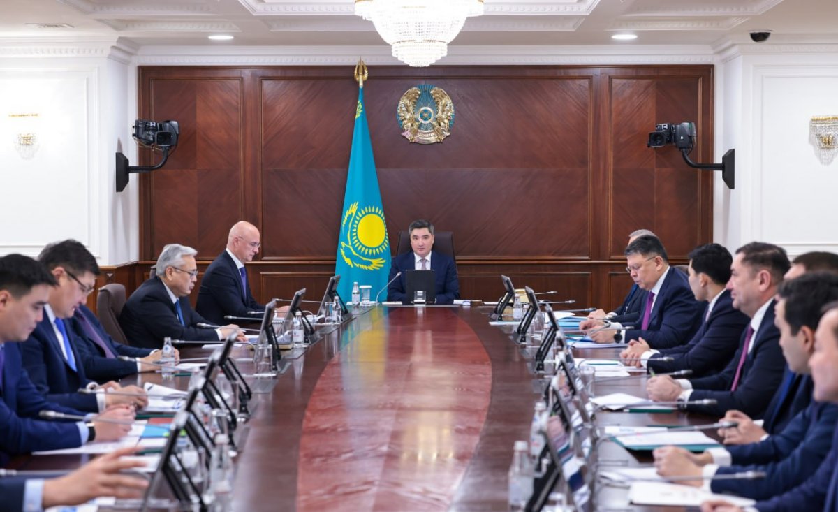 Недоработка акиматов – Олжас Бектенов о срыве сроков строительства вокзалов