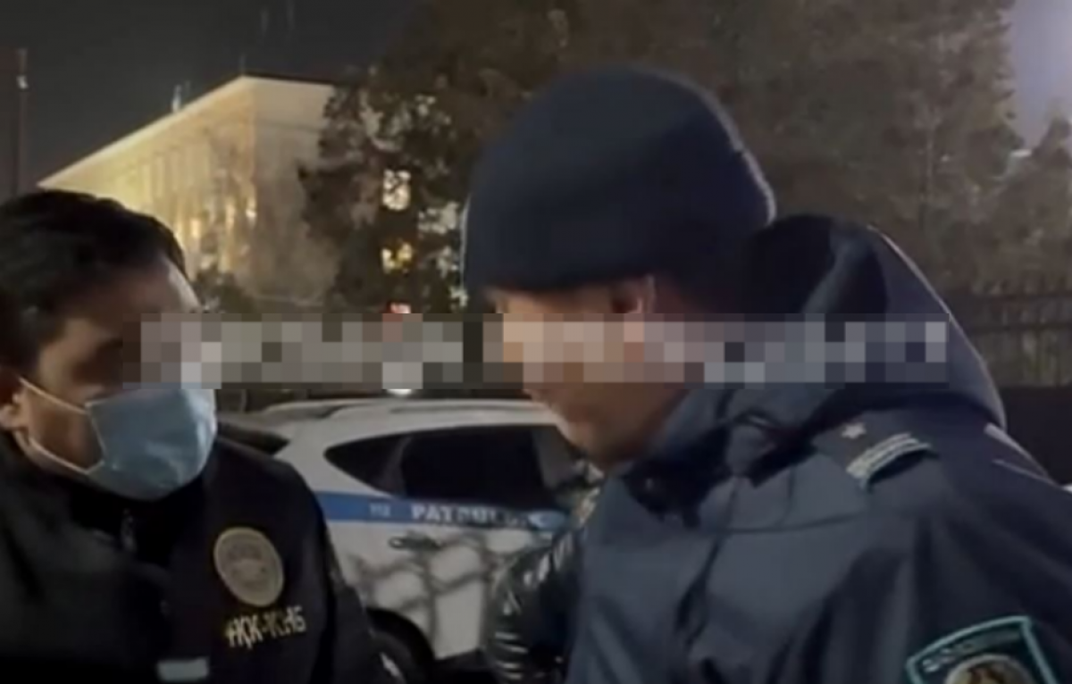 Полицейского задержали при получении взятки в Туркестанской области