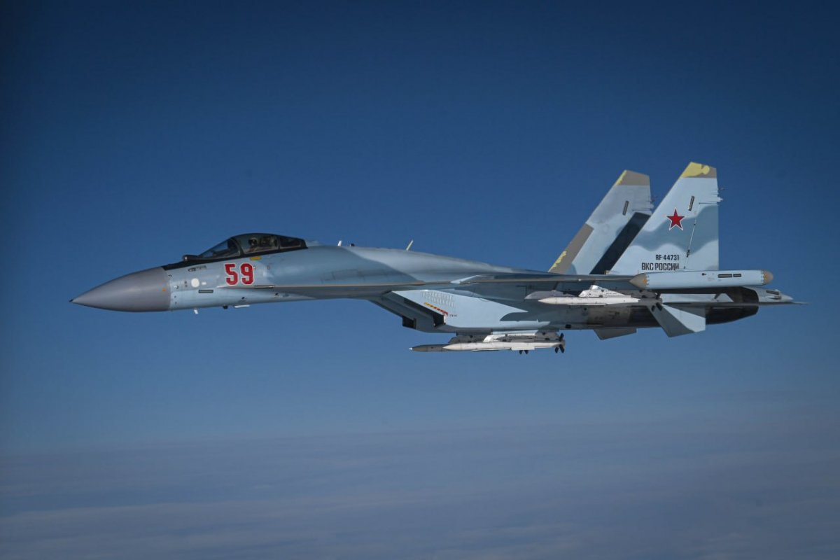 Су-35 сопровождали самолет Токаева в небе над Россией (ВИДЕО)