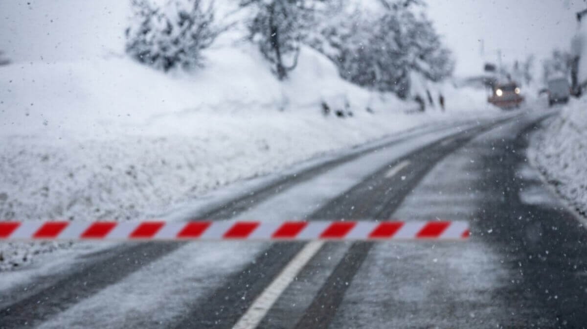 Движение транспорта ограничили в двух регионах Казахстана