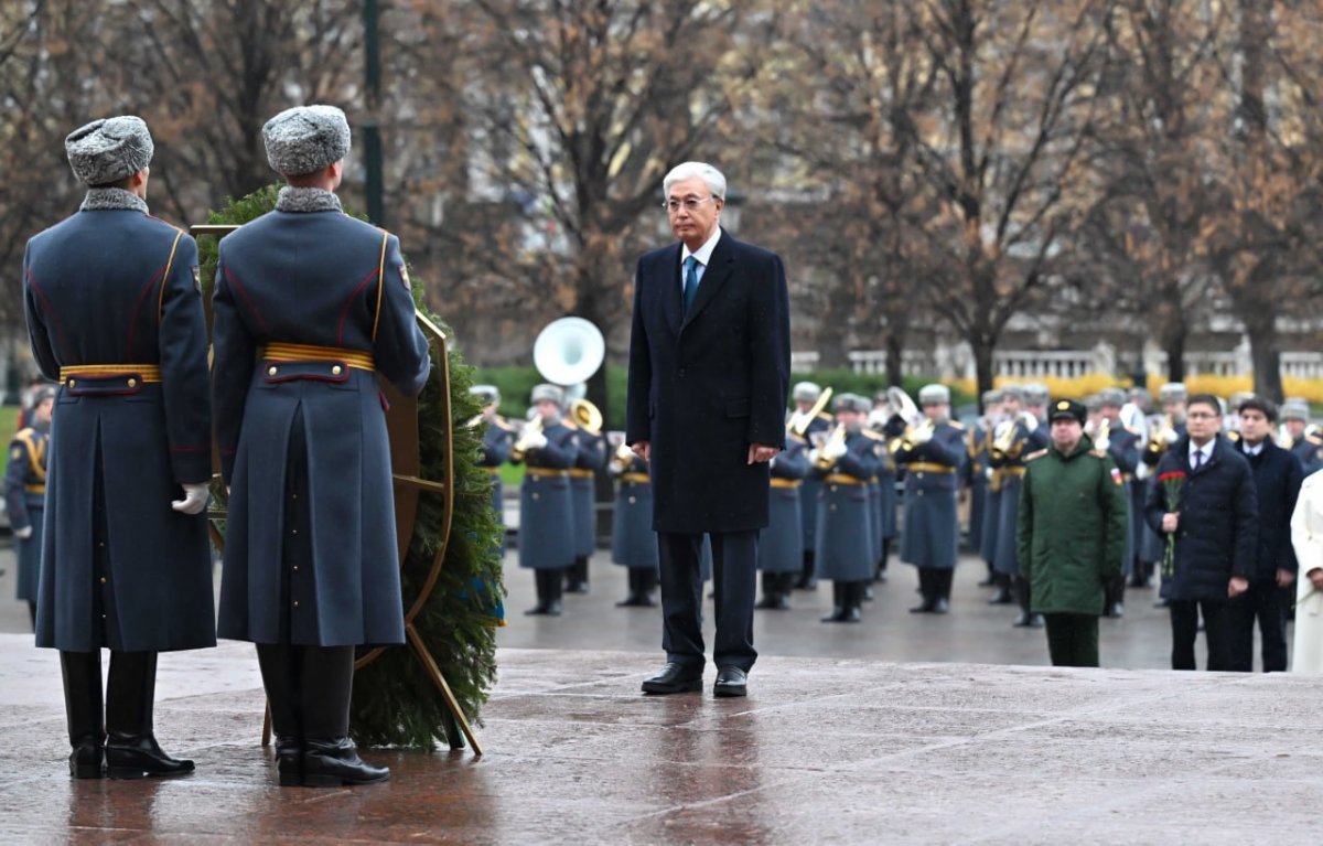 Токаев возложил цветы к Могиле неизвестного солдата в Москве