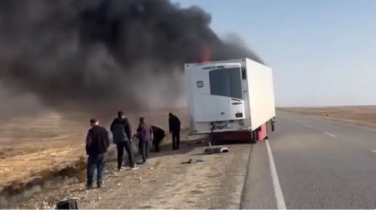 Прицеп грузовика загорелся на трассе в Мангистау (ВИДЕО)