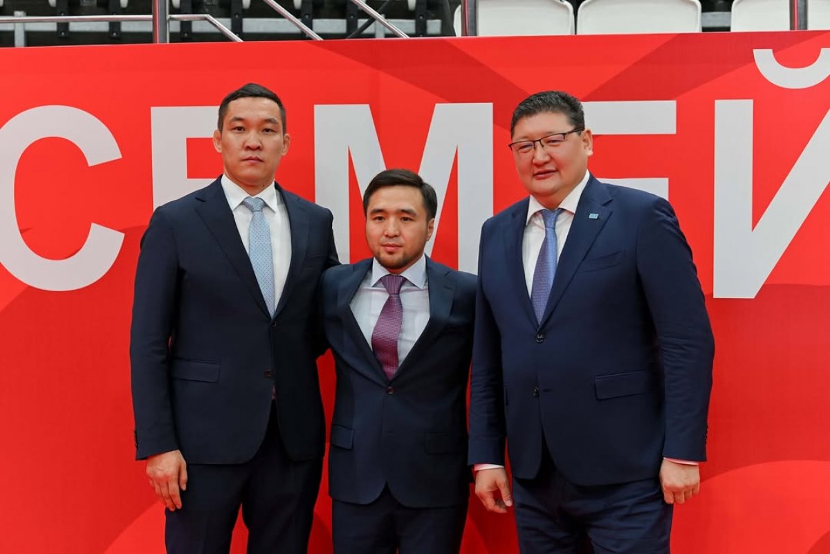 Елдосу Сметову вручили сертификат на 10 млн тенге