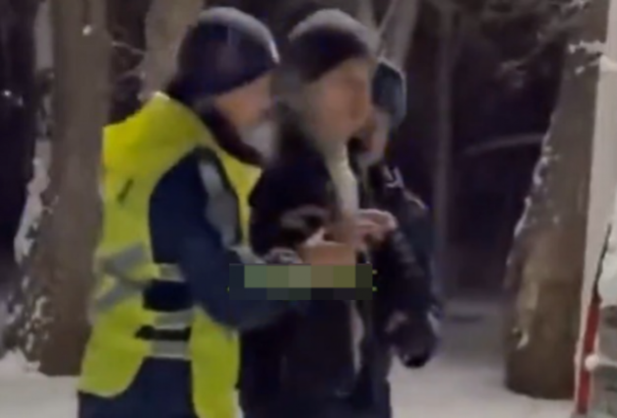 Мужчина с ножом бегал по двору Усть-Каменогорска