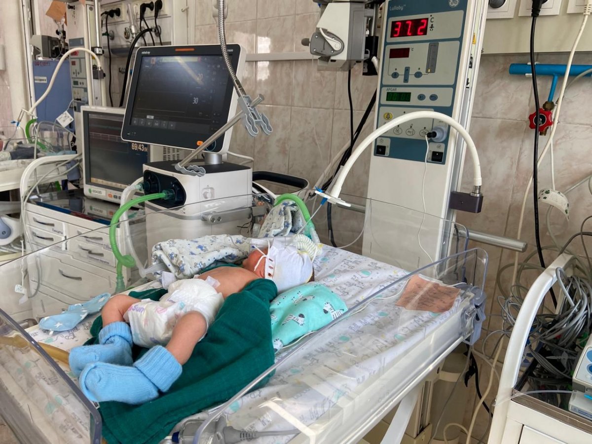 Младенца с весом меньше килограмма спасли в Алматы