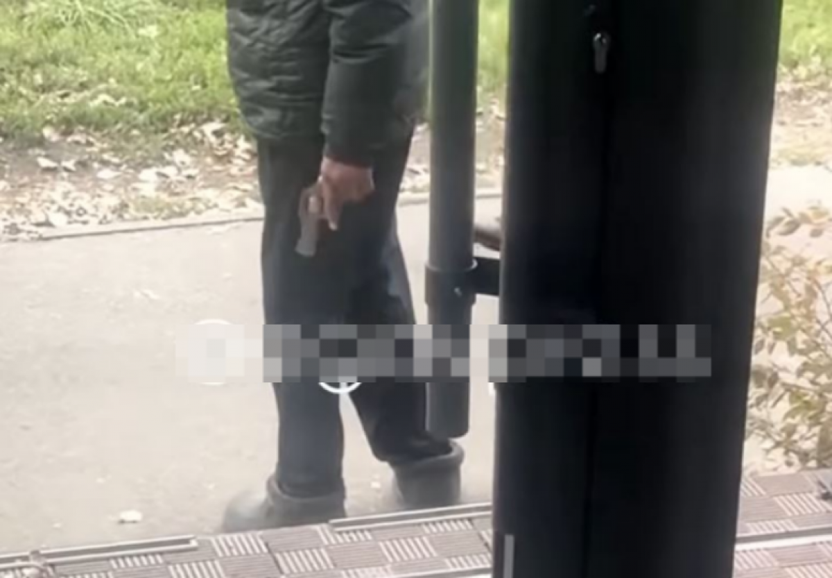 Мужчина с пистолетом преследовал девушку в Алматы (ВИДЕО)