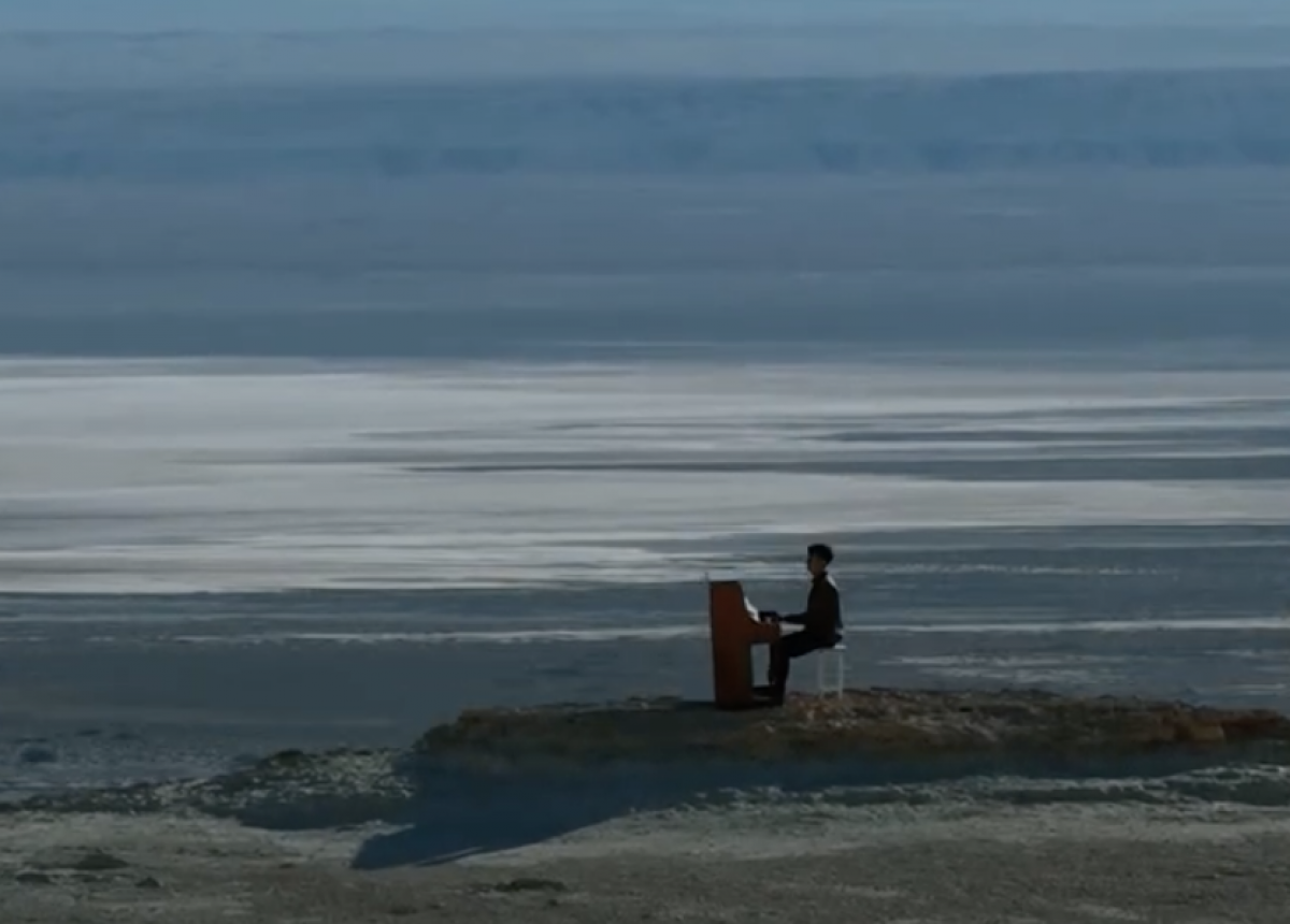 Пианино на фоне космической Бозжыры: музыкант удивил Казнет (ВИДЕО)