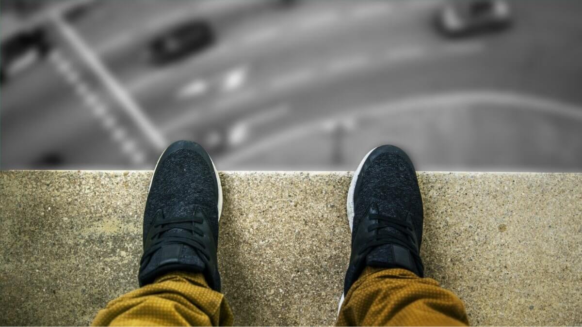 Спасатели предотвратили трагедию на 17 этаже многоэтажки в Караганде (ВИДЕО)