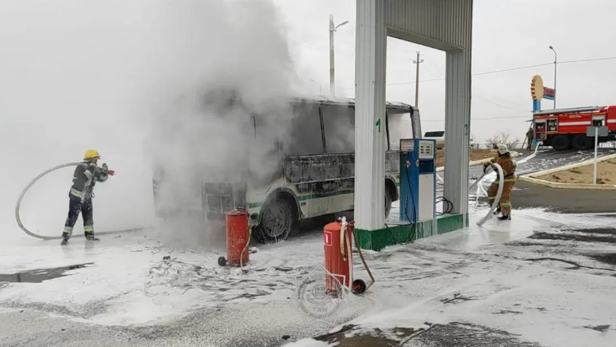 Пожар на заправке в Доссоре: автобус вспыхнул прямо у колонок