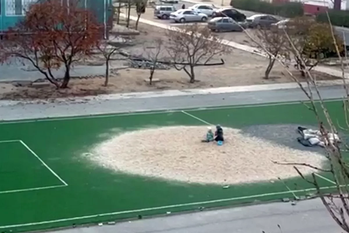 Песочница вместо футбола: жители Актау обеспокоены за досуг детей (ВИДЕО)