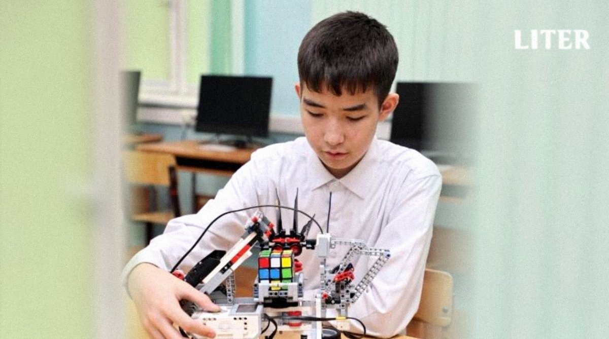 В Астане школьник создал робота, который собирает кубик Рубика за минуту