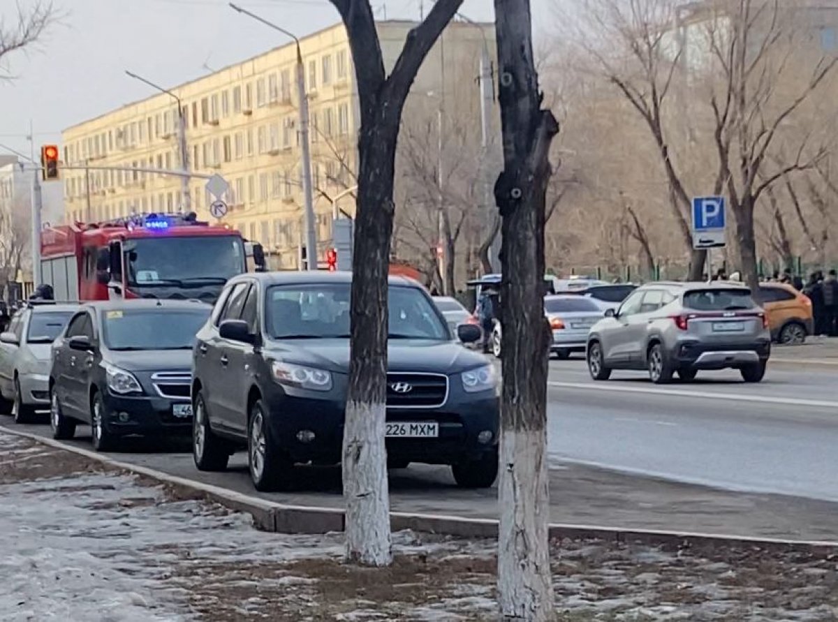 Астанчане испугались вооруженных полицейских и пожарных у школы: ДЧС дал разъяснение