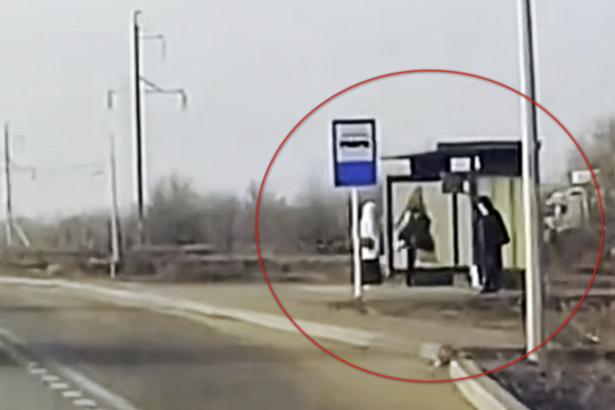 Мужчина разгромил автобусную остановку после ссоры с женой в Актобе (ВИДЕО)